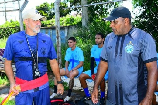 O preparador físico Jorginho e o treinador Nei Silva. Seguem os treinos para a Matonense cumprir tabela