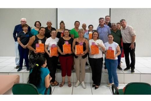 Integração. Associação dos Aposentados e Pensionistas homenageou associadas, funcionárias e diretoras