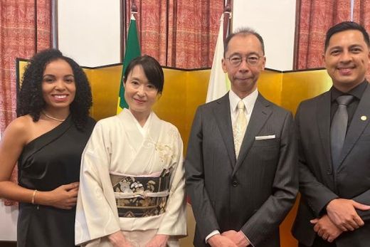 Em São Paulo. Maria Fabiana Silva Haraguchi, a consulesa Junko Shimizu, o cônsul geral Toru Shimizu e o vereador Roberto Hiro Haraguchi