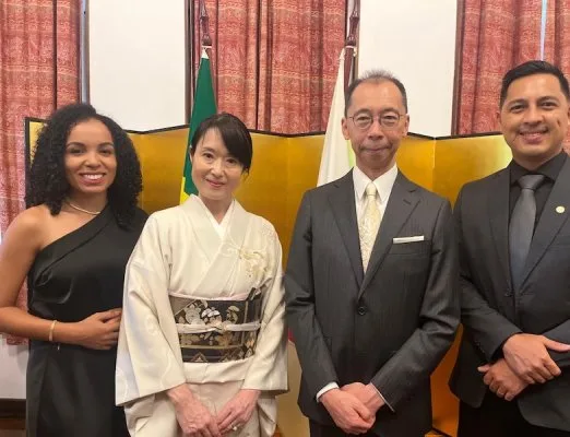 Em São Paulo. Maria Fabiana Silva Haraguchi, a consulesa Junko Shimizu, o cônsul geral Toru Shimizu e o vereador Roberto Hiro Haraguchi