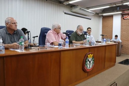 Paulo Bernardi, entre Ademir de Souza e Roberto Hiro. "Não quero que essa lei seja cumprida de forma superficial; quero professores capacitados e conteúdos estruturados"