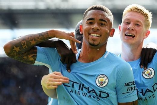 De Bruyne comemora gol com Gabriel Jesus