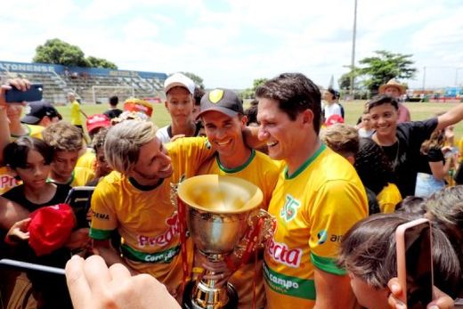 Campeões: Jorginho Menzinho, Bruno Trevizaneli e Edmílson Moraes celebram a vitória da solidariedade