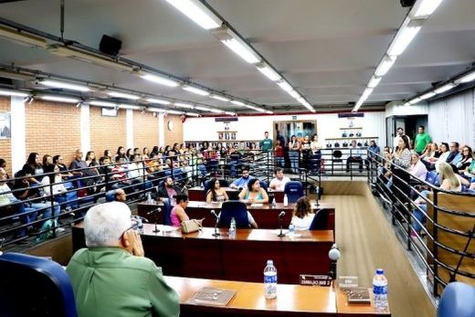 Plenário cheio. Audiência Pública reuniu vereadores, representantes do Poder Executivo, de ONGs que desenvolvem ações pela causa animal, entre outros participantes