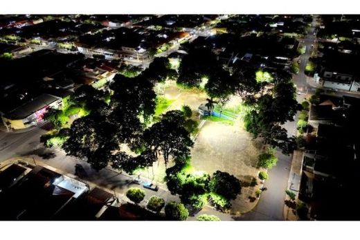 Iluminação nova. Serviços estão em andamento nas praças públicas, espaços de lazer e convivência e nos estádios municipais