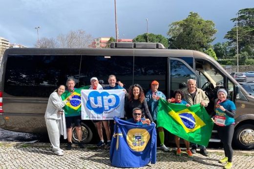 Em Lisboa. Lidia e Jonas Simoni, Ed Job, Mônica do Carmo, Neuza Mukai, Juliana e Carlos Ribeiro, Carla Job e João do Carmo (agachado)