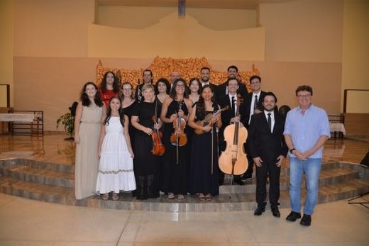 No altar da Igreja da Vila Pereira. Integrantes da Orquestra Jovem junto ao maestro Danilo Gomez e o pároco João Innocêncio da Costa
