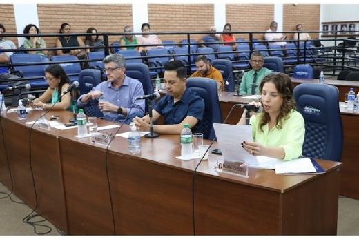 A vereadora Fabiana Scardoelli, em primeiro plano. Medida visa ampliar o acesso das mulheres a canais de proteção e denúncia