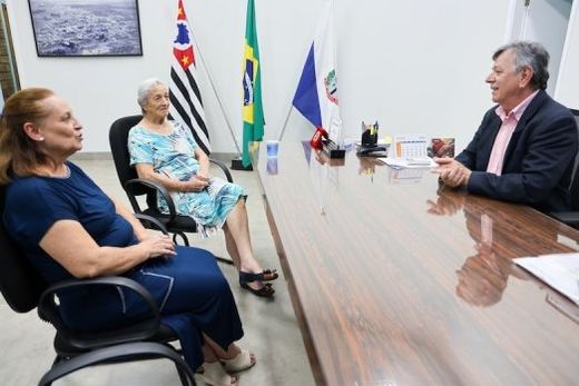 Valorização da história. Agnes e Zilda Silveira Leite, filha e esposa do saudoso professor Azor Silveira Leite (idealizador da 'Praça da Memória'), foram recebidas pelo prefeito Cido Ferrari