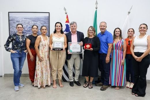 Mérito. O prefeito Cido Ferrari fez questão de entregar o troféu referente à 'Fluência Leitora' para a equipe gestora da Secretaria Municipal de Educação