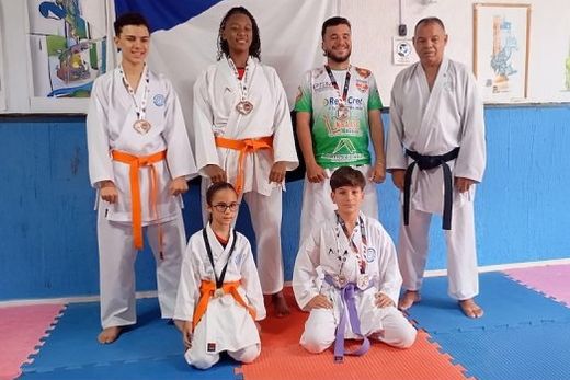 No Dojô da Associação Tavora. Equipe conquistou sete medalhas na Copa Matsumi