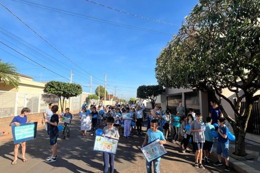 Cartazes exibidos nas passeatas provocaram reflexões e conscientização sobre o universo autista
