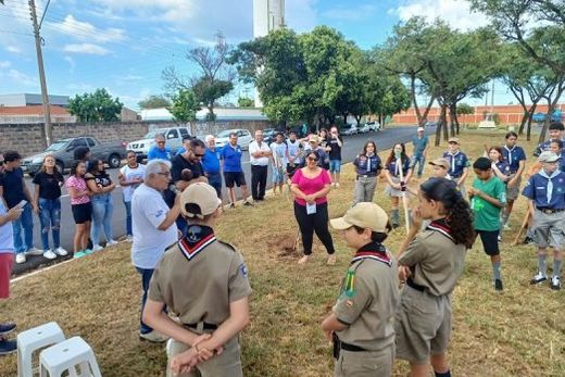 No canteiro da Avenida 15 de Novembro, ao lado da Bambozzi. As 17 mudas preencheram espaços neste local e outras 55 unidades também doadas pelo SindMetal-Matão serão plantadas em outros locais