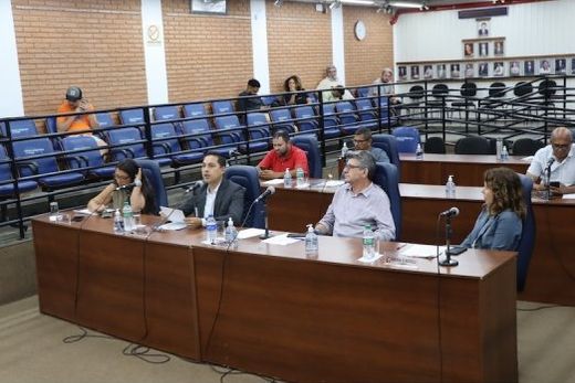 Roberto Hiro, ao microfone. "A hidroginástica é uma atividade excelente para a saúde, especialmente para idosos e pessoas com mobilidade reduzida"