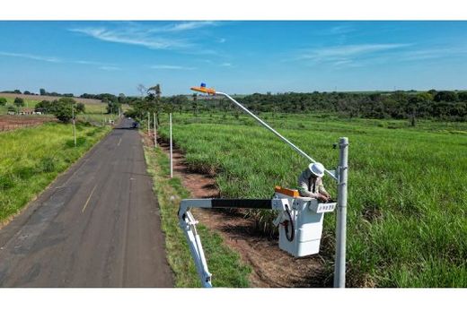 Por mais segurança. Os serviços começaram na Via Carl Fischer, onde postes e nova iluminação de Led estão sendo instalados