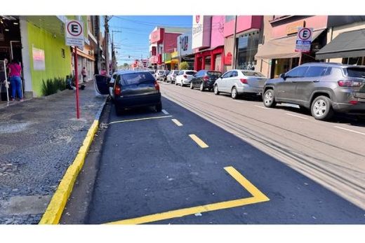 Estacionamento gratuito. Agora são 25 vagas totais no Centro, com placas que indicam 'Permanência máxima de 15 minutos com pisca alerta ligado'