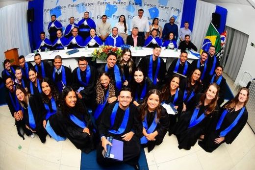 Formandos, comunidade acadêmica e parceiros. Colaram grau 26 alunos da 7ª Turma do curso de Análise de Processos Agroindustriais