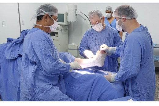 Edson Bergamaschi e equipe. Médico aprofundou conhecimentos sobre o impacto das novas próteses ? como a prótese de tornozelo, em procedimento já realizado no HCFM