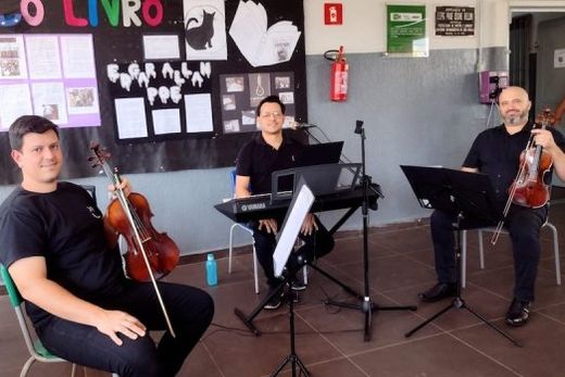 Na Escola 'Odone Bellini'. Trio é formado por Fernando Femiano (violino), Danilo Gomez (piano) e Lucas Chagas (viola)