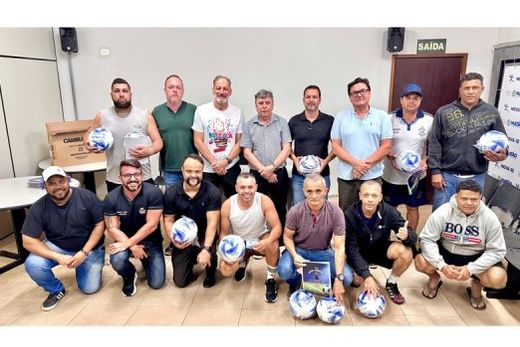 Autoridades e representantes dos times durante a cerimônia de abertura na terça-feira (22)