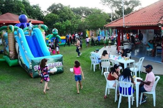 Dia de entretenimento e confraternização. A garotada se divertiu com os brinquedos e os adultos com as atrações musicais