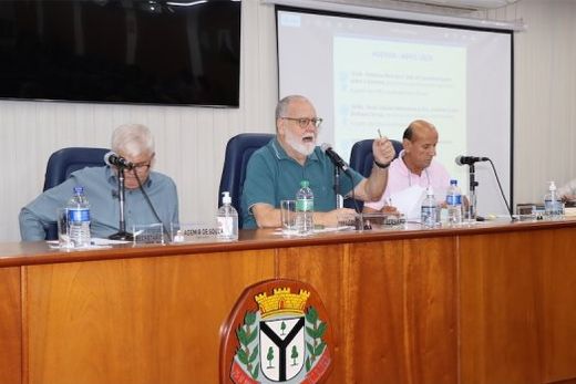Paulo Bernardi, ao centro. Presidente da Câmara busca informações sobre a possibilidade de contratação isolada da ligação de água em situações provisórias, como construções e uso restrito de terrenos