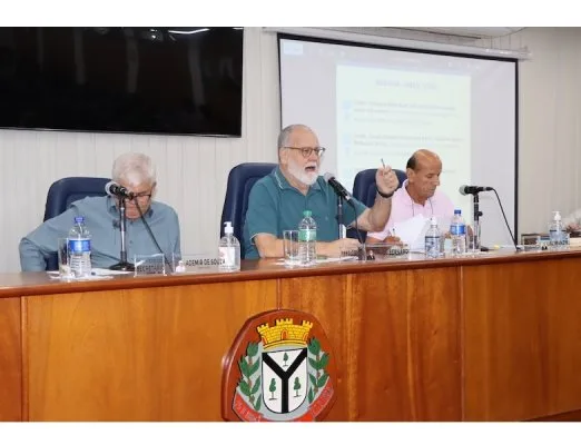 Paulo Bernardi, ao centro. Presidente da Câmara busca informações sobre a possibilidade de contratação isolada da ligação de água em situações provisórias, como construções e uso restrito de terrenos