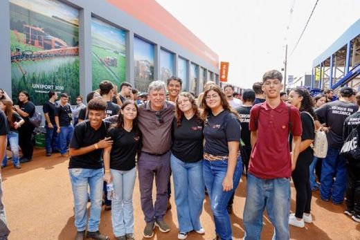 É dia de feira. O prefeito Cido Ferrari e estudantes da Etec-Matão conferiram as novidades tecnológicas apresentadas pelas empresas matonenses na 30ª Agrishow