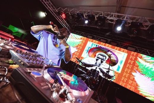 DJ Spin. Em suas apresentações, ele não se limita a um único gênero musical e explora uma variedade de estilos