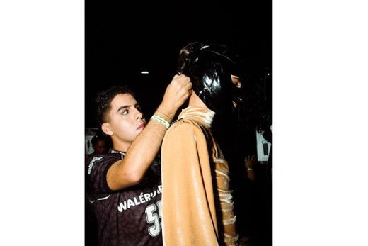 Atuação. Lucas Adriano contribuiu com a execução de peças e atuou nos bastidores do desfile