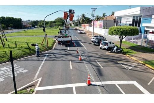 Na Avenida Baldan. Semáforo foi instalado no cruzamento com a Avenida Padre Nelson