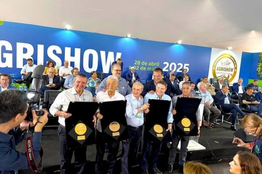 Na abertura da feira. Representantes das quatro empresas fundadoras da Agrishow receberam homenagens