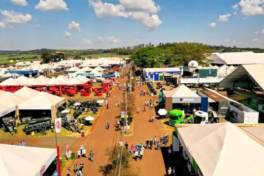 A 30ª Agrishow. Entre os destaques, a tecnologia com soluções de Inteligência Artificial, bem como a presença de expositores e visitantes da agricultura familiar