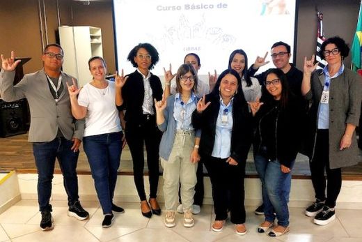 Primeira aula. Curso de Libras é exclusivamente destinado aos colaboradores do Hospital de Matão