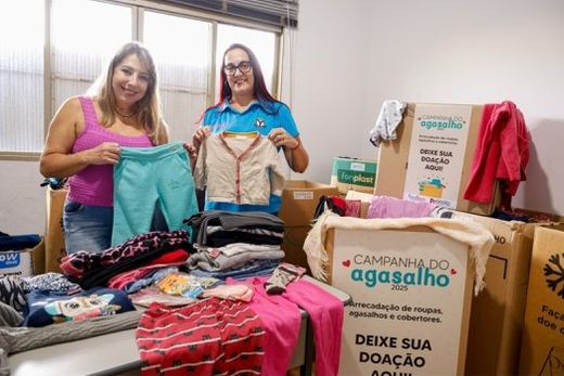 Marcia Ferrari e Marta Almeida, do Fundo Social de Solidariedade, receberam as doações da Águas de Matão