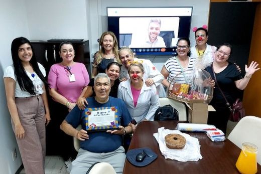 Uma década de alegria. Integrantes do ?Paz-lhaçada? com a superintendente hospitalar Denise Minelli e Caio Spinelli (no vídeo), um dos fundadores do grupo