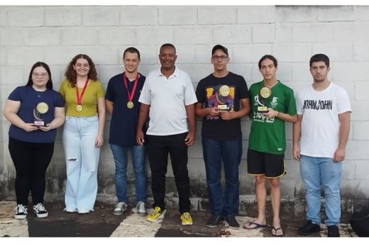 Os enxadristas de Matão. Ágatha, Larissa, Anderson, Reginaldo, David, Victor e Caio. Guilherme não estava presente no momento em que a foto foi tirada