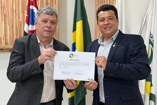 Cido Ferrari e Diego Mingorance. Prefeito e vice exibem o certificado entregue pelo Ministério do Turismo