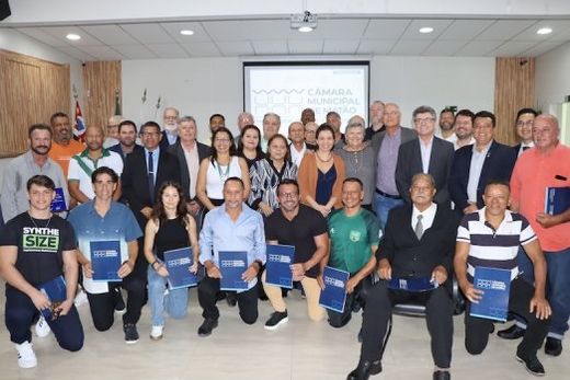 No auditório da ACE-Matão. Os 27 homenageados pela Câmara junto aos vereadores presentes, prefeito e secretários municipais