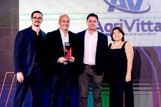 Troféu em mãos. Os diretores da AgriVitta, Paulo e Renato Toledo, receberam o prêmio Melhores Empresas para Trabalhar do Agronegócio