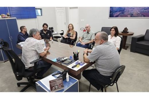Com mesmo objetivo. Cido Ferrari, Faro Reguim, William Bassi, Denise Minelli, César Minelli, Esther Langhi e Paulo Bernardi estiveram reunidos na Prefeitura