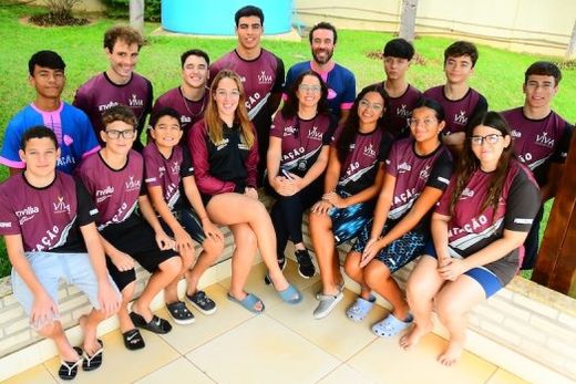 A equipe. A professora Ana Carla Palladino destaca a queda nos tempos das provas e a evolução dos nadadores da Sorema-Fundesport