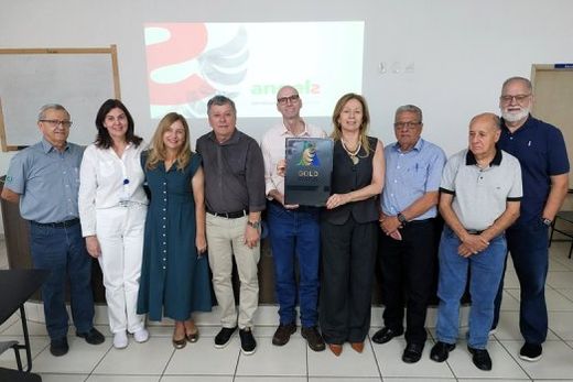 Entrega da placa. Cerimônia foi realizada no Centro de Ensino e Pesquisa do HCFM na quarta-feira (21)