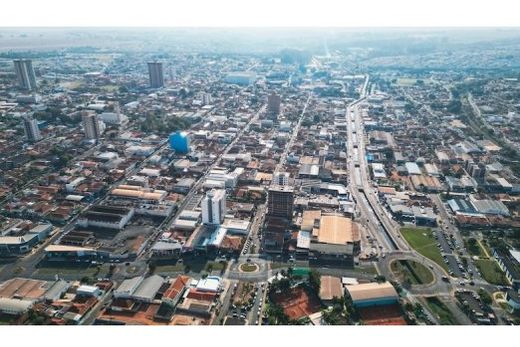 Desenvolvimento. O setor da construção civil foi o grande impulsionador da geração de emprego, sendo responsável por 45,6% das novas contratações