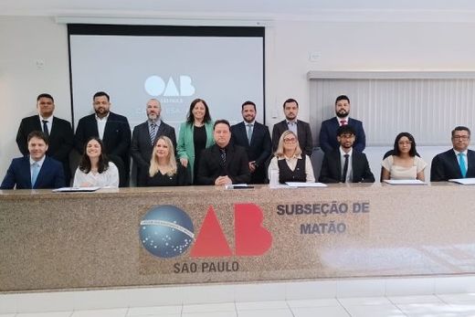 Na OAB-Matão. Os diretores Gabriel Irruan Rota, Helder Bernardi Neto, Rodrigo Mendonça, Fabiana Frigo Pires, Fábio Aparecido Alberto, Hugo Santini Victuri e Geovanni Júlio dos Santos (em pé) com os no