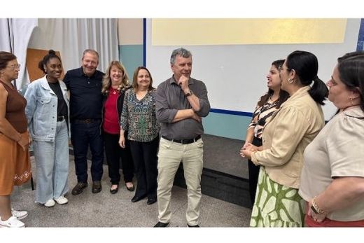 Presença. O prefeito Cido Ferrari, acompanhado pelo secretário Marcelo Prado (Mazão), visitou os educadores durante a formação continuada