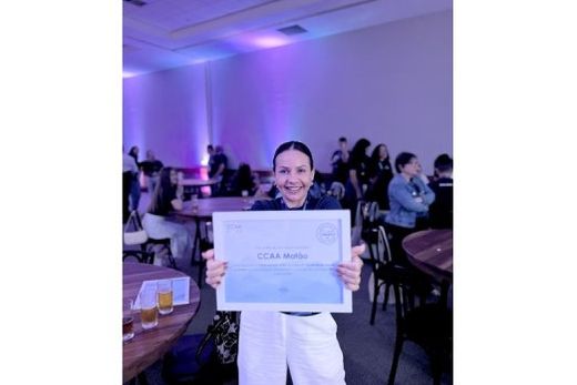 Ana Molon com o certificado 'CCAA Awards'