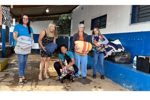 Agasalhos e cobertores. A entrega foi feita na terça-feira (27), com a presença de representantes do Fundo Social e do Canil Municipal
