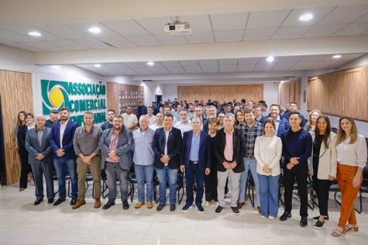No auditório da ACE-Matão. Palestra do secretário estadual Jorge Lima (entre Diego Mingorance e Cido Ferrari) reuniu um público expressivo na tarde da quarta-feira (28)