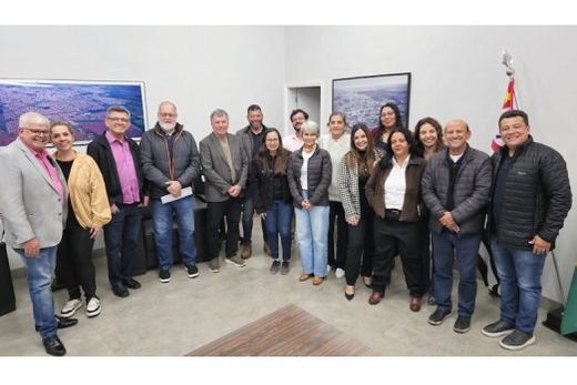 Na Prefeitura. Integrantes da Comissão e o vereador Ademir de Souza encaminharam as propostas ao prefeito Cido Ferrari e ao presidente da Câmara, Paulo Bernardi